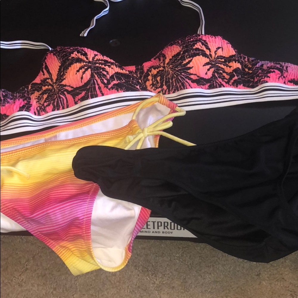 Victoria’s Secret large top/two med bikini guc